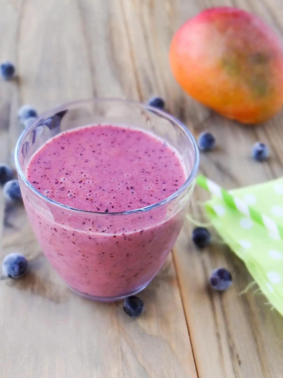 https://travelcooktell.com/wp-content/uploads/2014/03/blueberry-mango-smoothie-2.jpg