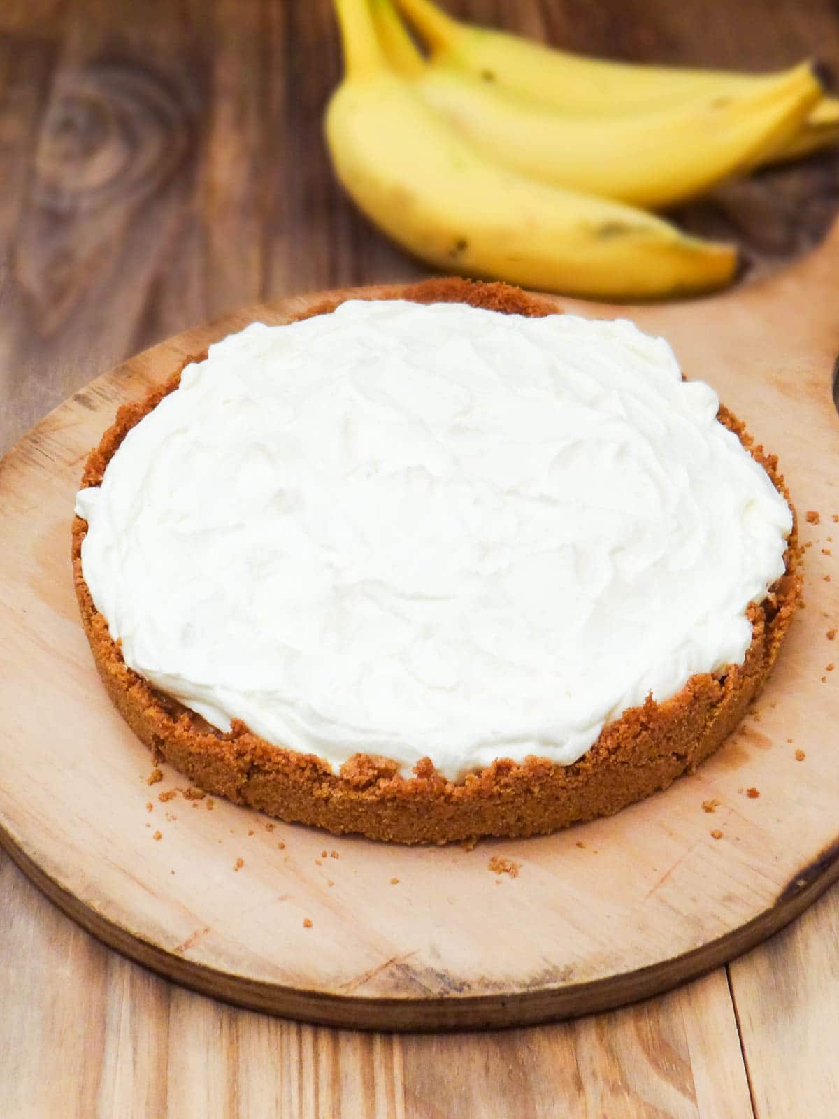 banoffee pie with bananas in the back