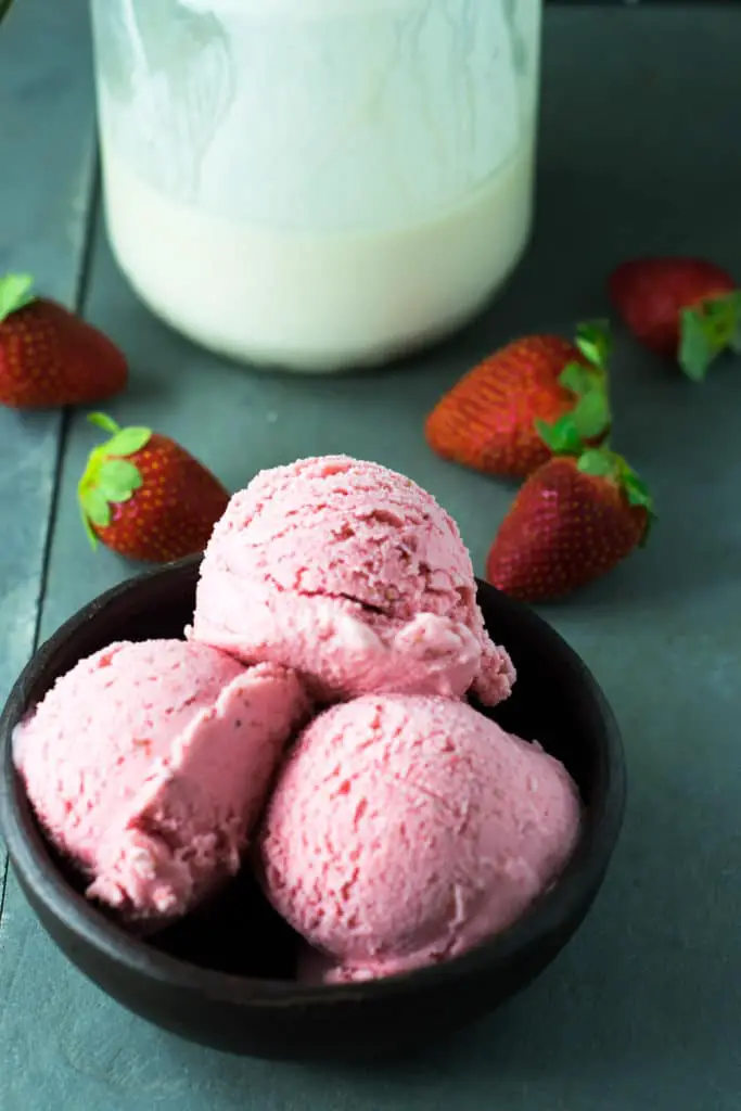 Strawberry Frozen Yogurt - Travel Cook Tell