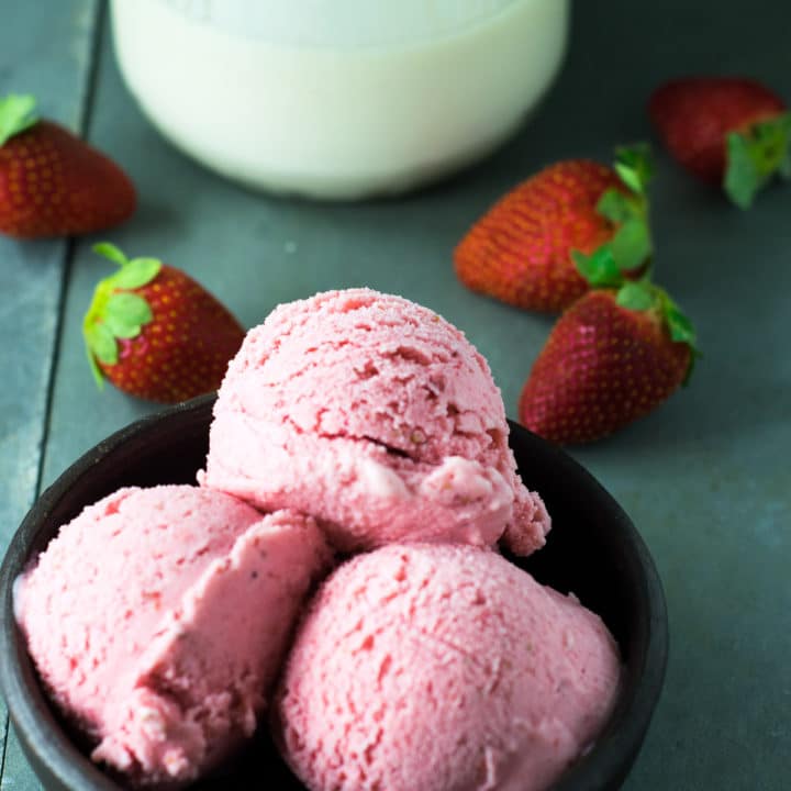 Strawberry Frozen Yogurt - Travel Cook Tell